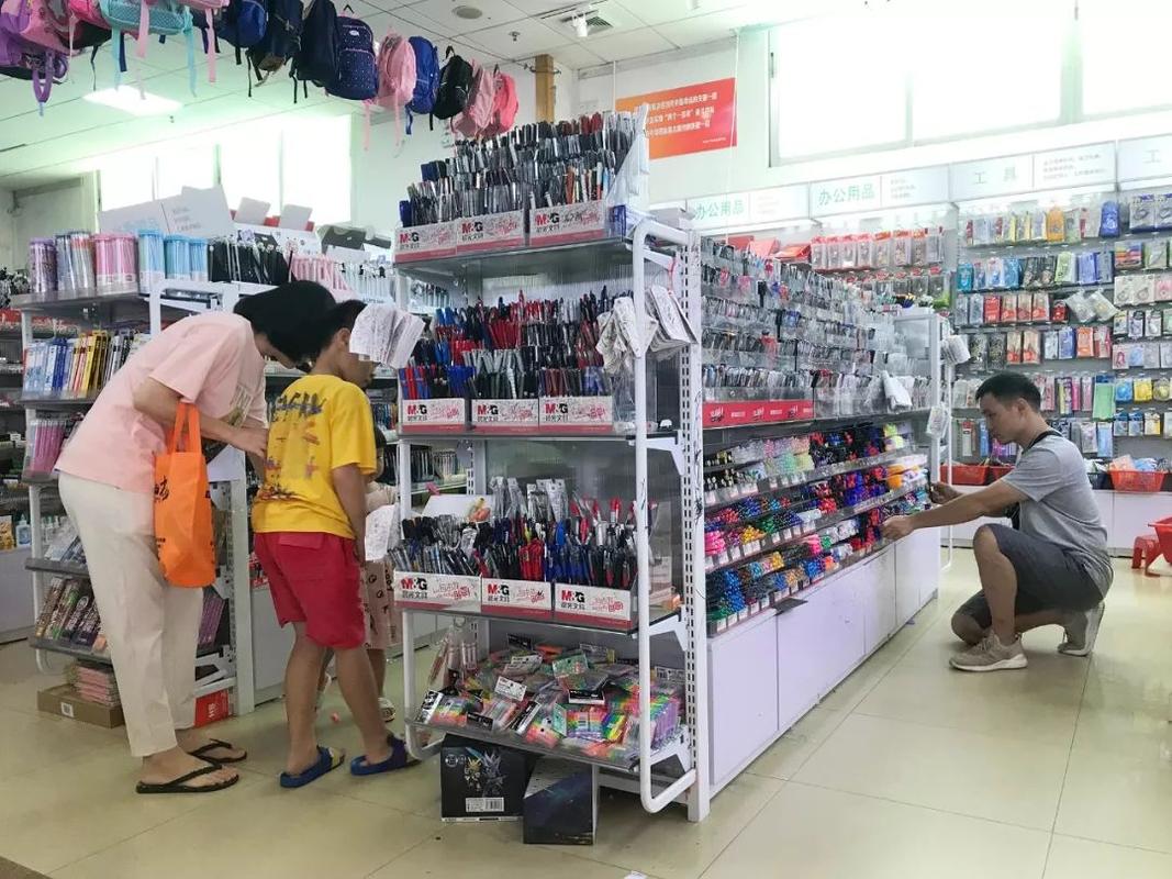 開學季|書店購書忙 文具用品熱——新學期前市場大掃描
